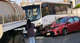 Choque entre unidad de RUTA y auto en 11 Norte, Puebla: tráfico y daños