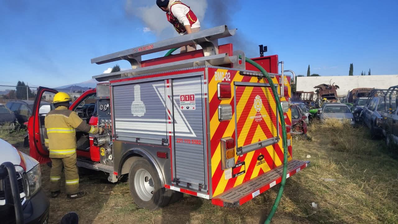 Fuego daña al menos 12 autos estacionados en corralón de Cuautlancingo