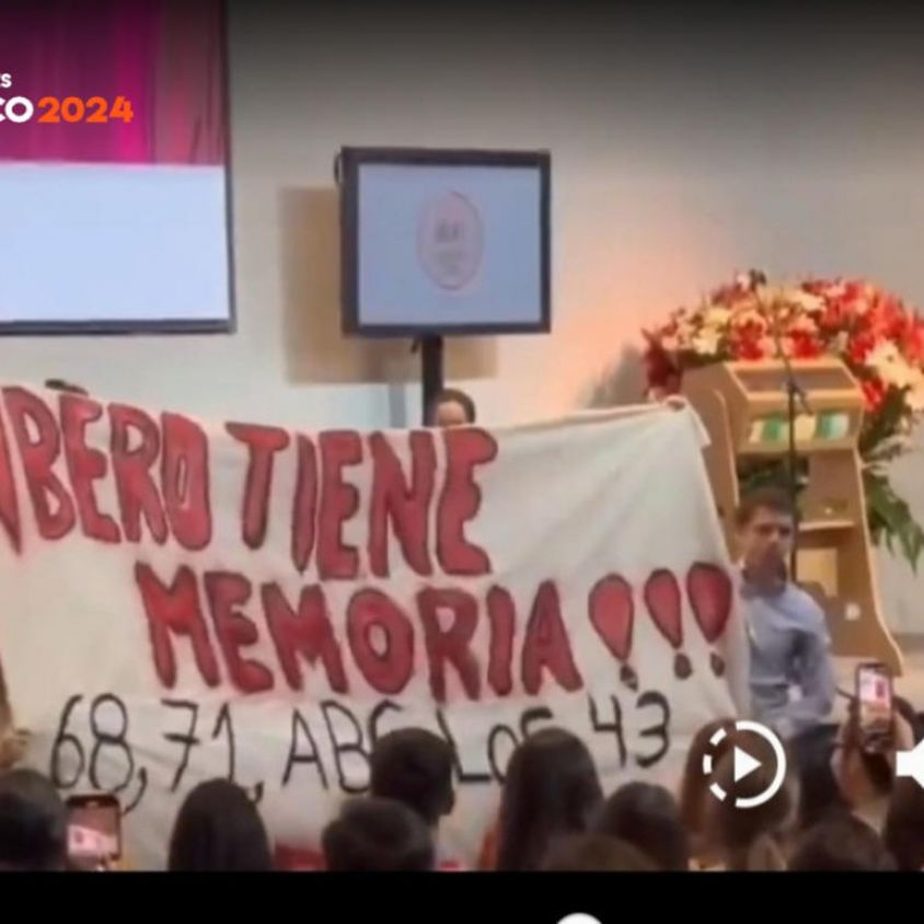 Estudiantes reciben a la candidata presidencial Xóchitl Gálvez con manta de protesta