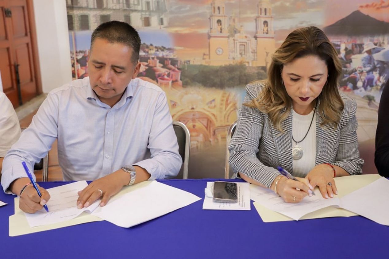 Presiden quinta reunión del Comité Ciudadano Cholula Pueblo Mágico Paola Angon y Edmundo Tlatehui