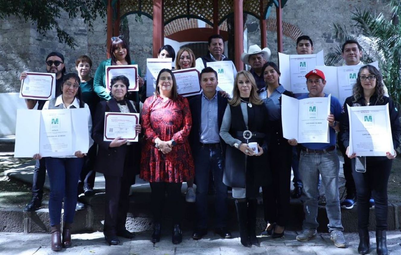 Zacatlán recibe distintivos y constancias turísticas de la mano de Ornelas