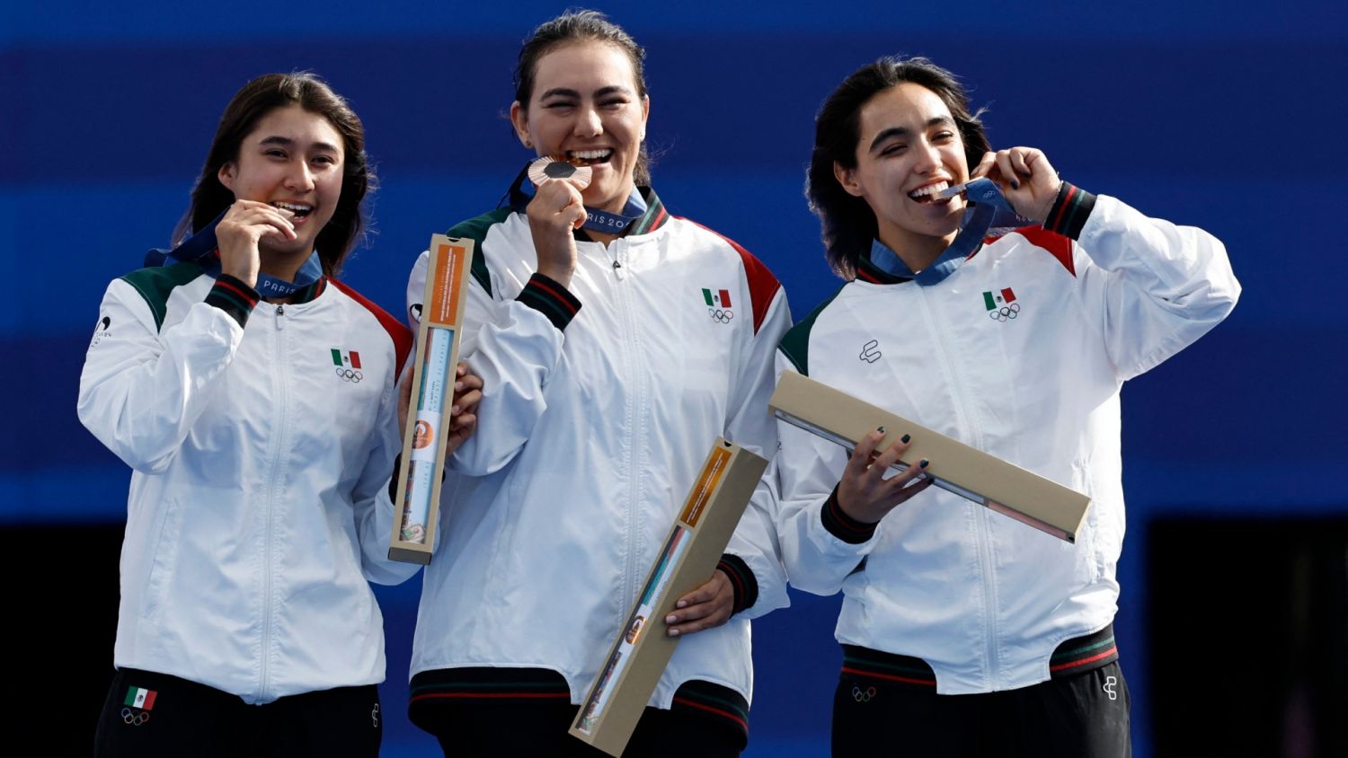 AMLO felicita al equipo de tiro con arco que ganó la presea de bronce en París 2024 