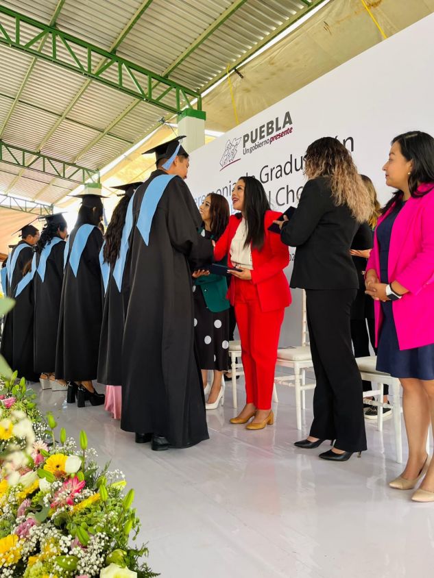 TTonantzin Fernández, asiste como invitada de honor a graduaciones del CECyTE