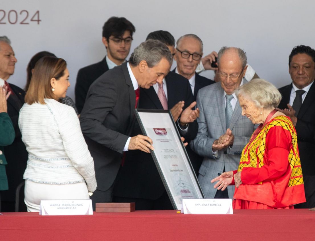 Elena Poniatowska recibe la medalla “Carmen Serdán” en Puebla