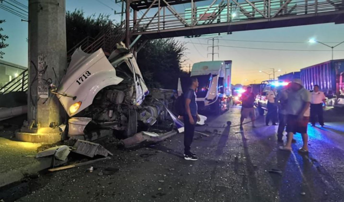 Accidente en Apodaca: tráiler choca contra camión público y deja heridos