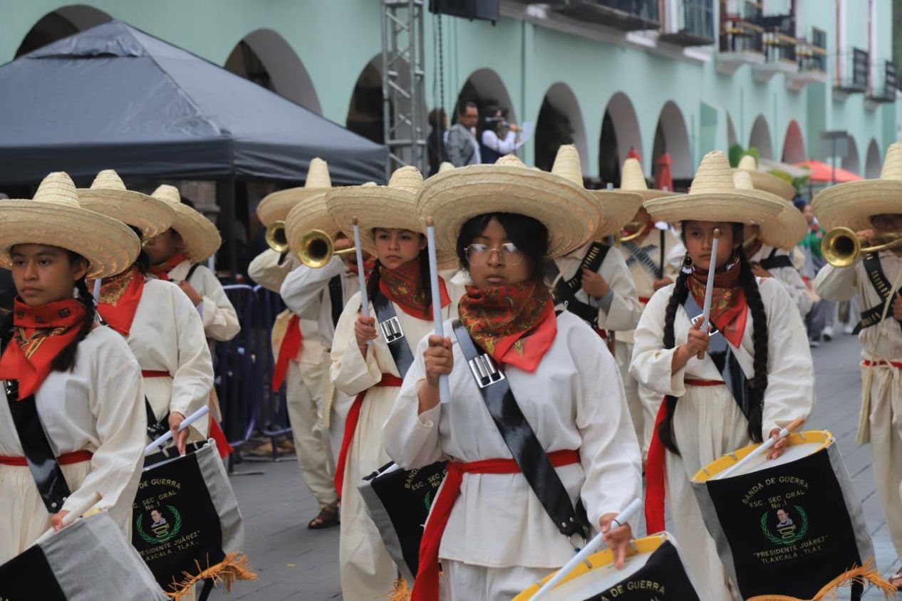 Cientos de tlaxcaltecas celebran con orgullo el 114 aniversario de la Revolución