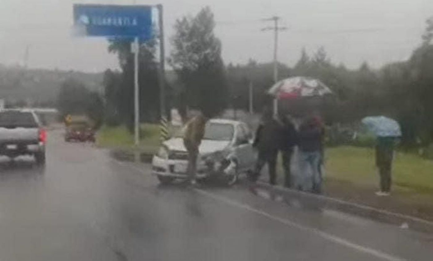 Accidente en Apizaco: Lluvia y velocidad inadecuada provocan derrape