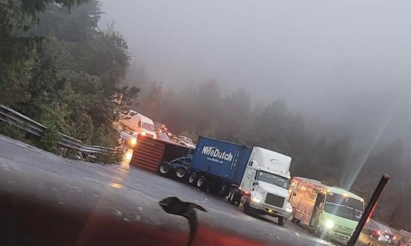 Tráiler vuelca en "La Pila" en la carretera México-Toluca, sin heridos