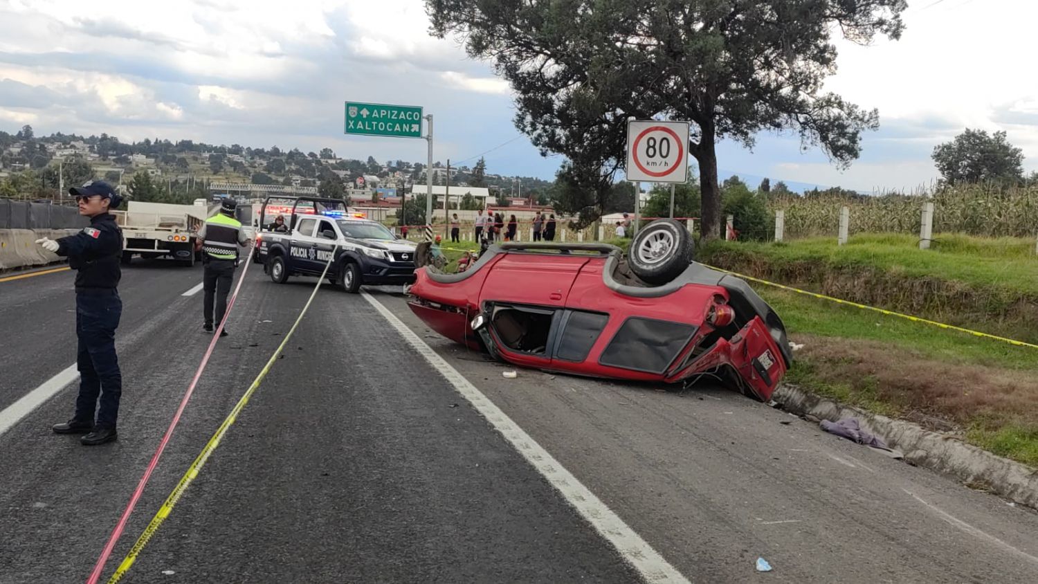 Intenta esquivar a un perro en la México-Veracruz, vuelca su camioneta y termina muerto