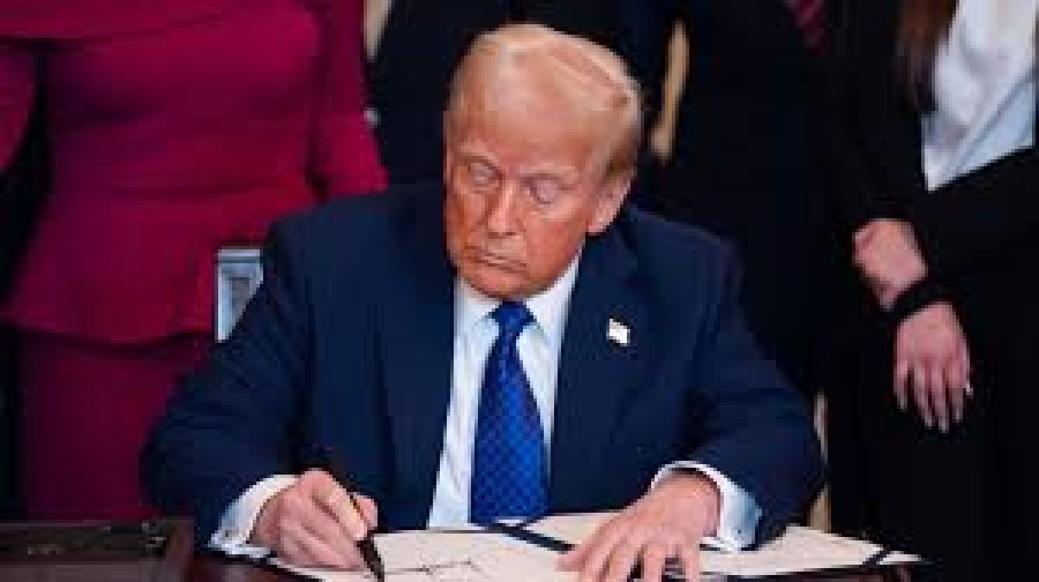 Trump ordena a migrantes indocumentados irse en 30 días o ir a prisión