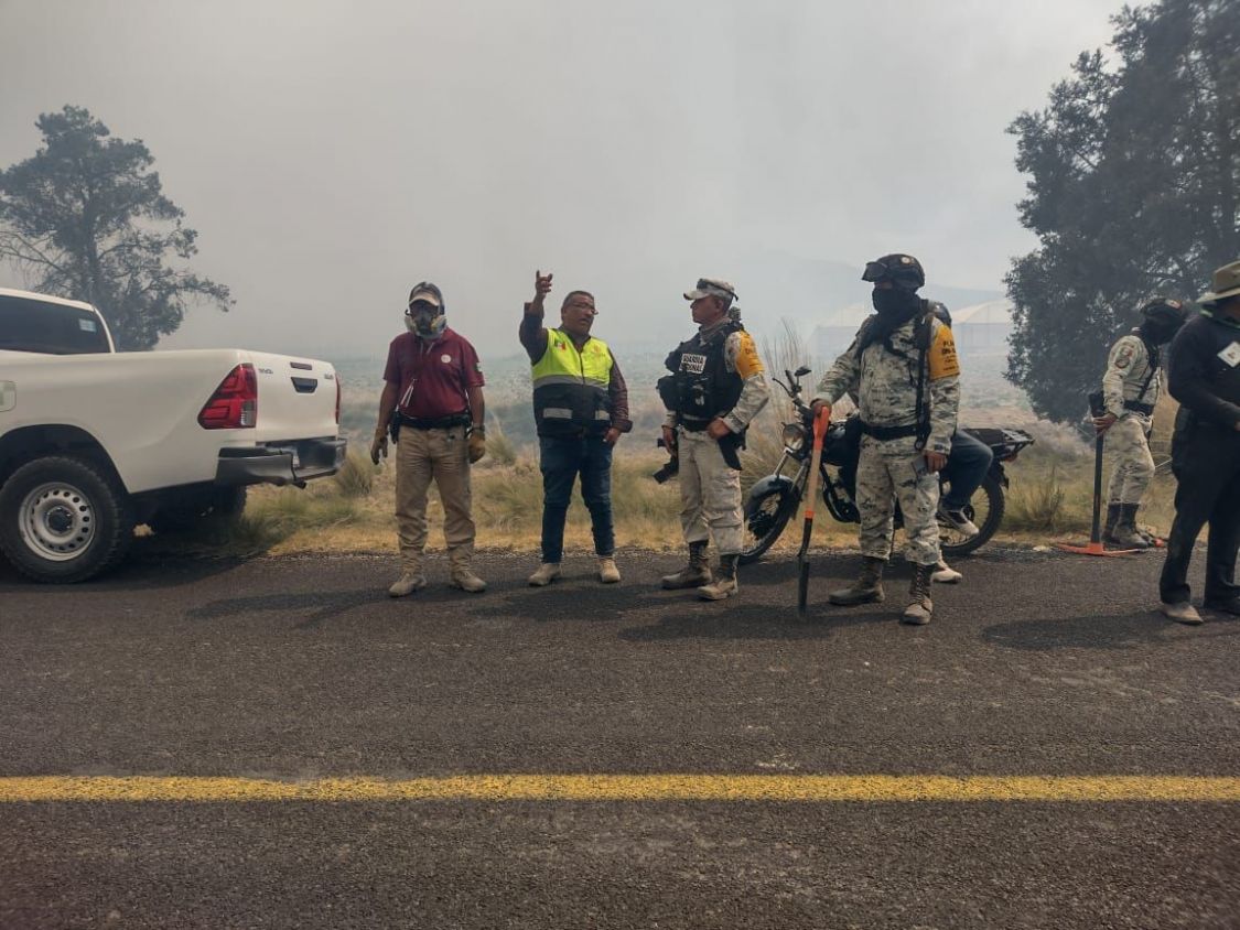 Más de 35 brigadistas combaten incendio en el cerro Quimicho, Tlaxcala