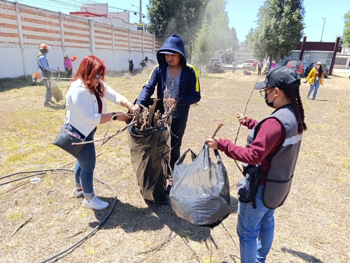 Encabeza Tere Alfaro faena comunitaria en la Escuela Josefa Ortiz de Domínguez
