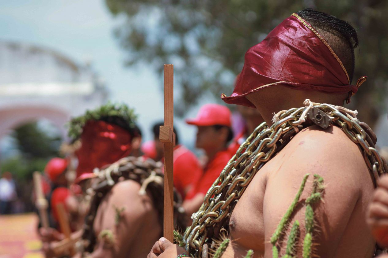 Solemne procesión de "engrillados" conmueve a Atlixco este Viernes Santo