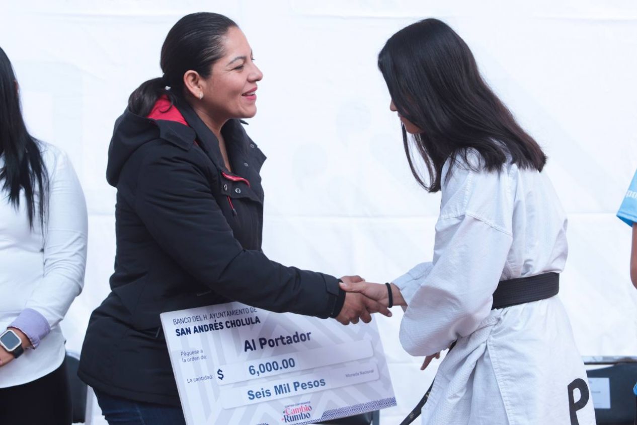 Compromiso con el deporte: gobierno municipal entrega becas a atletas