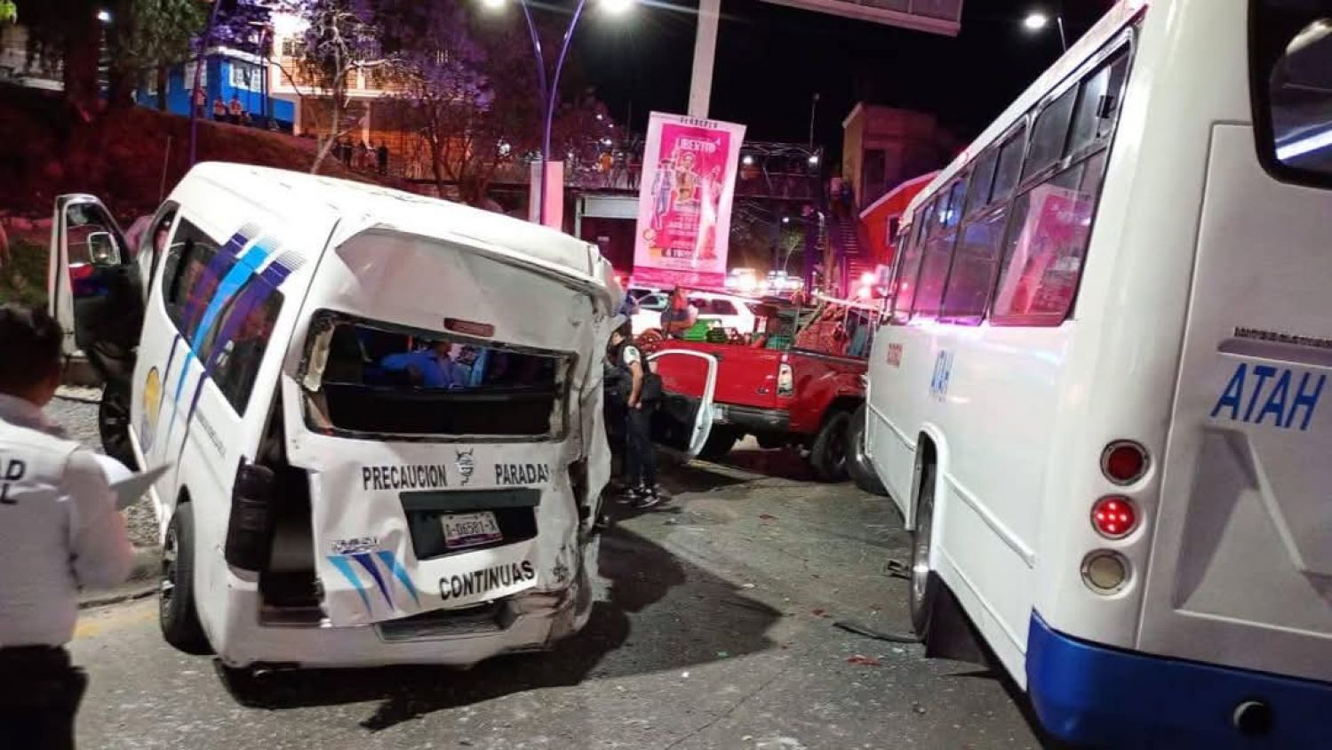 Carambola en la central camionera de Tlaxcala, microbus se queda sin frenos