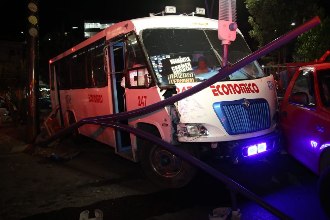 Minibus de ATAH se queda sin frenos y provoca accidente vial en El Trebolito; el saldo una decena de heridos 