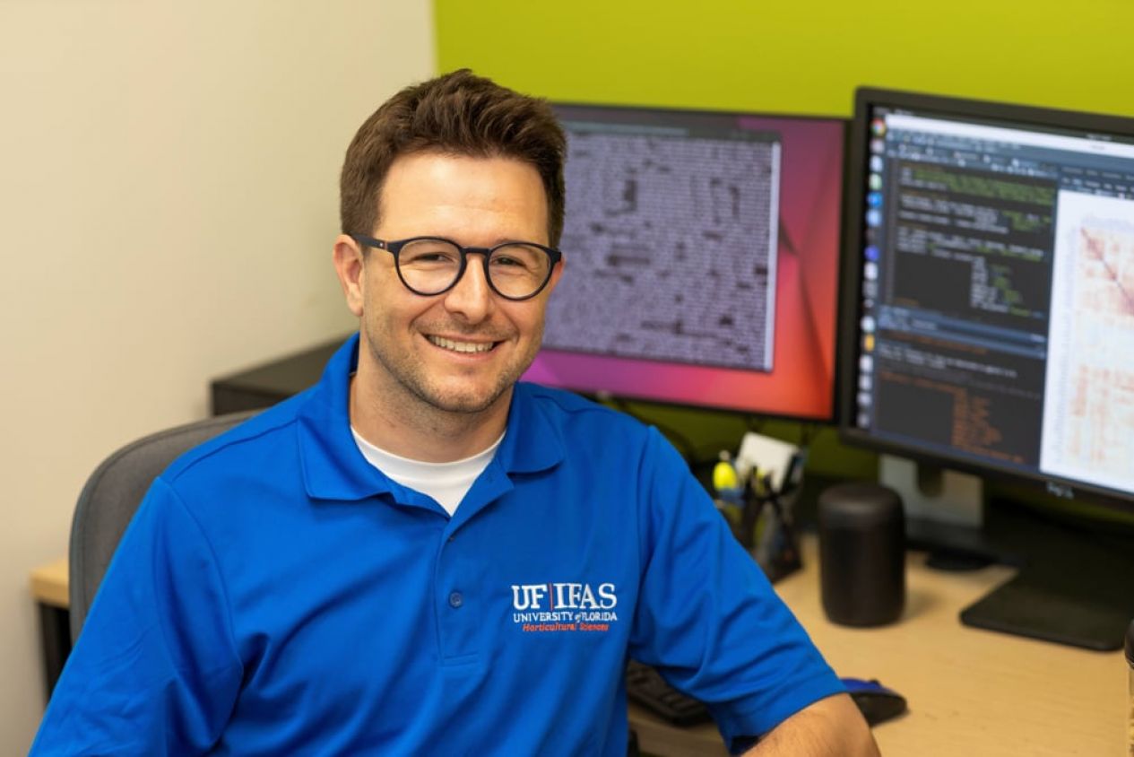 Científico asistente de investigación de UF/IFAS, en su oficina en Gainesville. Fotografía cortesía de UF/IFAS.