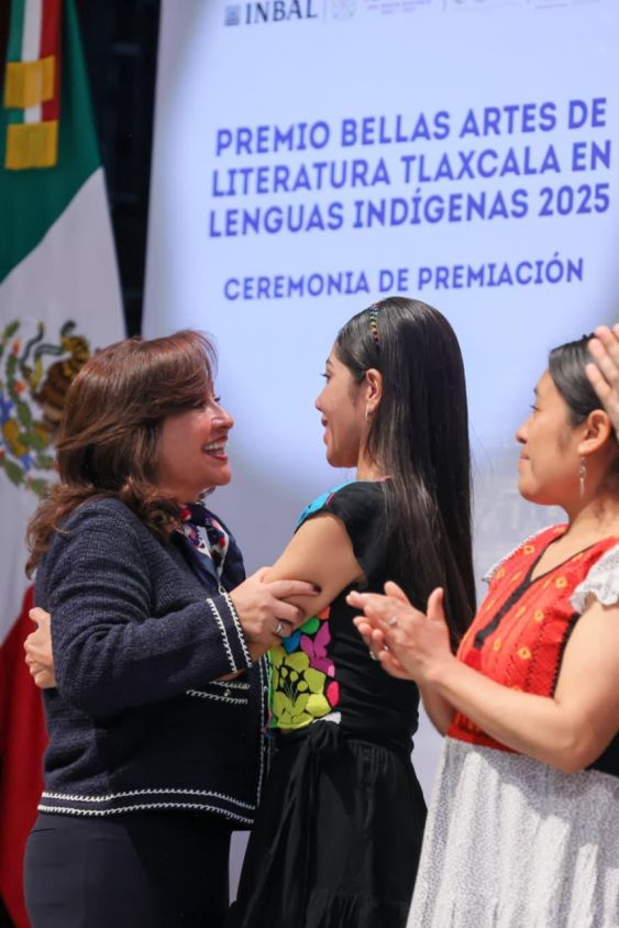 Lorena Cuéllar entrega Premio Bellas Artes a literatura en lenguas indígenas