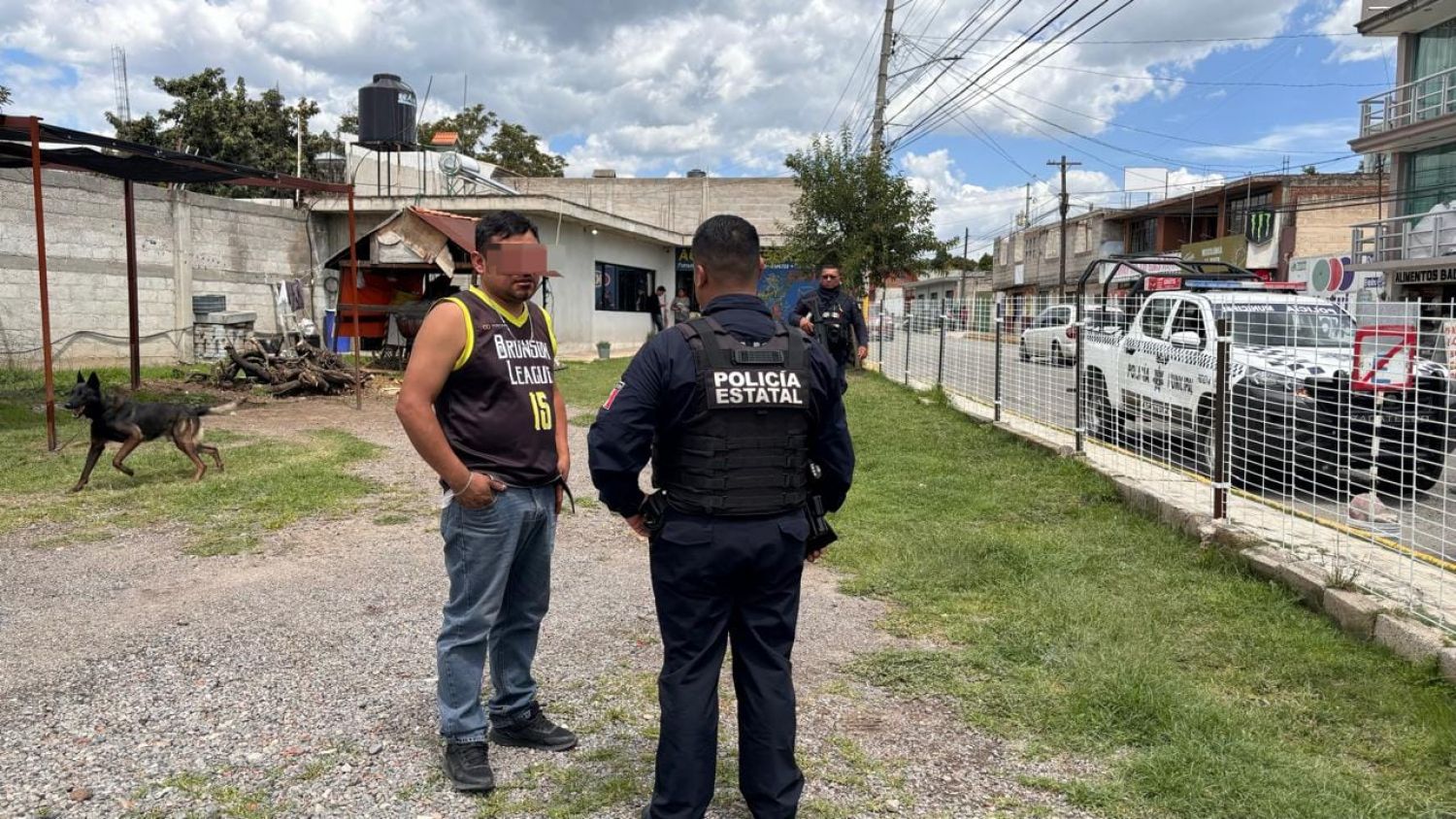 Regidor de Zacatelco golpea a ciudadano por “música fuerte” dentro de un lote de autos