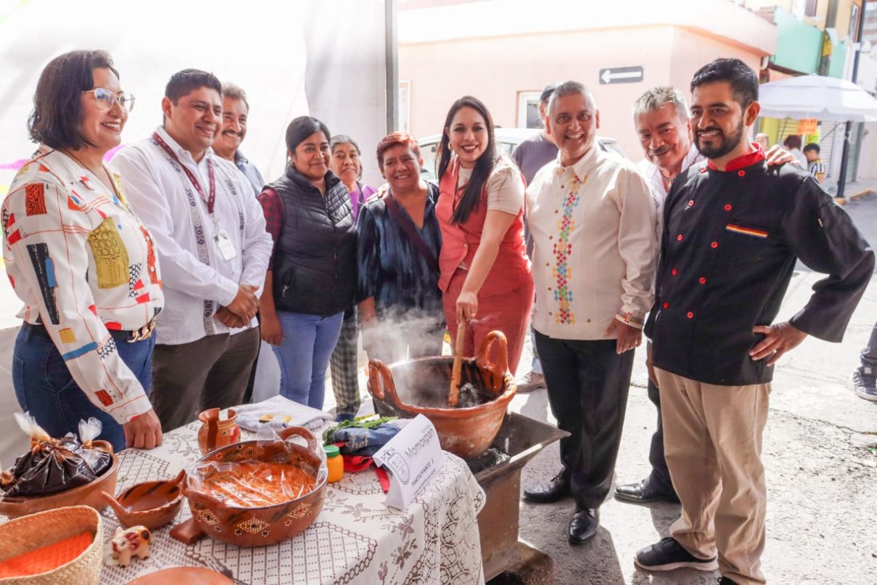 Celebra Tonantzin Fernández el sabor y la tradición en el Gran Concurso del Mole en Momoxpan