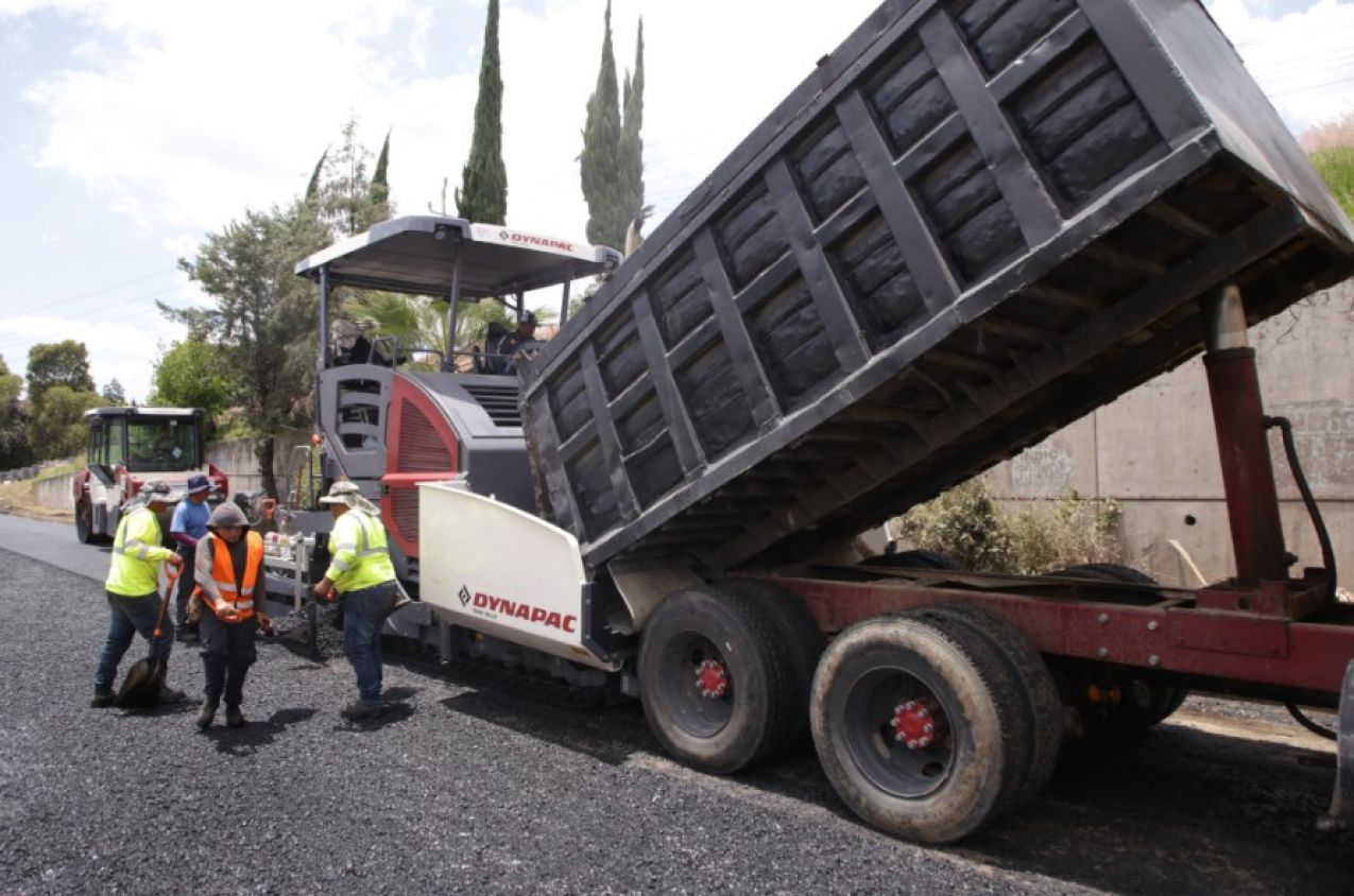 Avanzan trabajos de pavimentación en la Recta a Cholula
