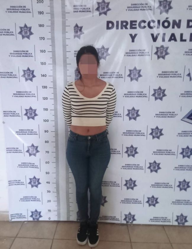 Mujer es detenida en Coppel de Zacatelco