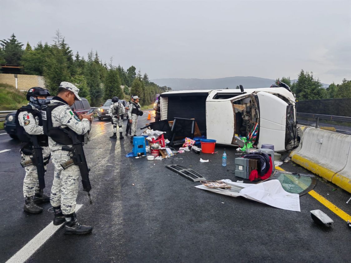 Volcadura de camioneta en el Periférico de Tlaxcala deja tres lesionados leves