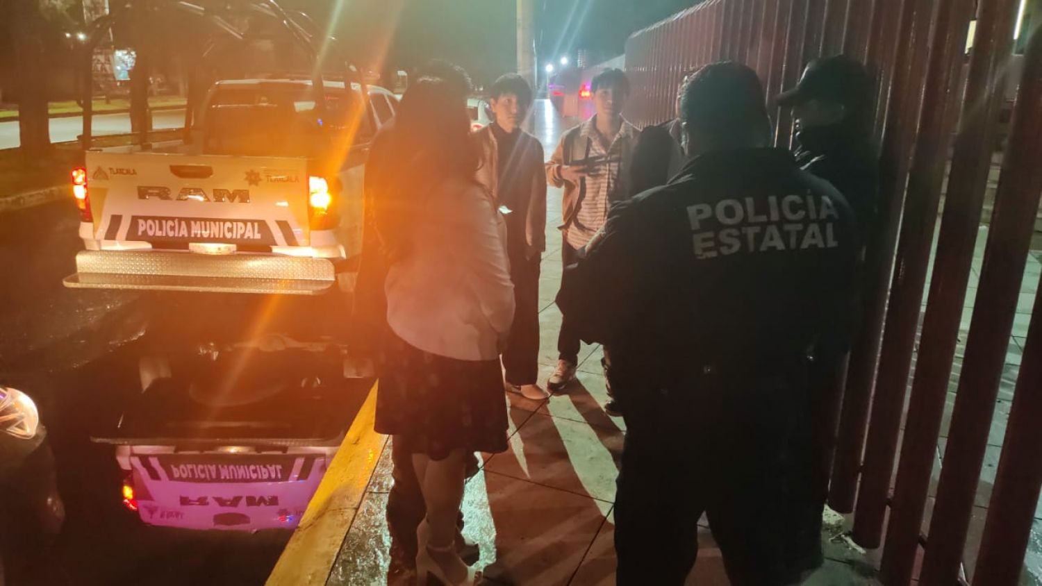 Hurtan camioneta afuera del CCU durante entrega del “Micrófono de Oro”