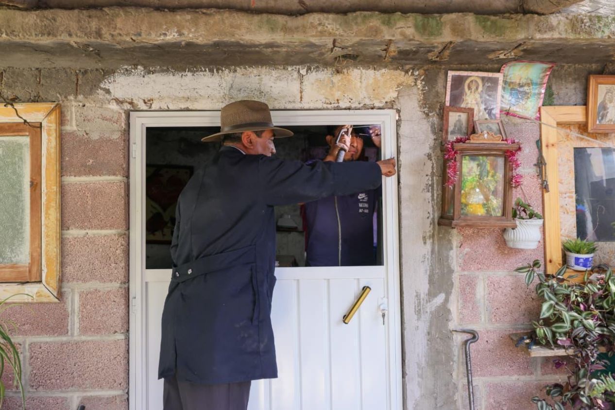 Gobernadora Cuéllar impulsa “Puertas y ventanas 2025” en Atltzayanca