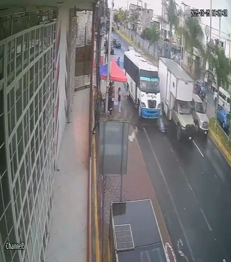 Microbús de Flecha Azul arrolla a mujer en la Vía Corta, en Mazatecochco