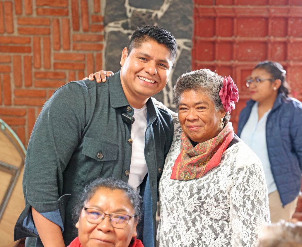 Omar Muñoz y Tere Alfaro festejan a los abuelitos de Cuautlancingo