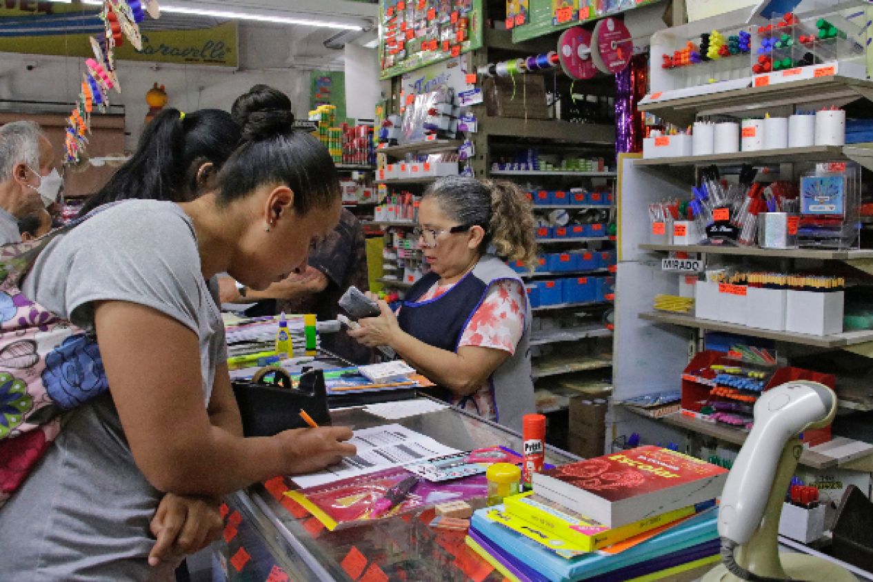 Papelerías poblanas esperan repunte en ventas con regreso a clases 2025