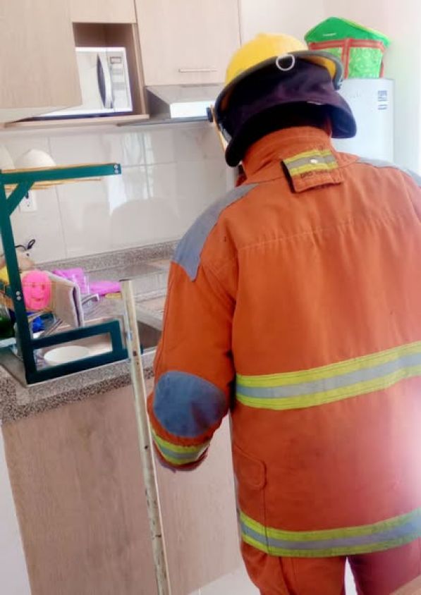 Bomberos atienden reporte de víbora al interior de una vivienda en Las Trojes