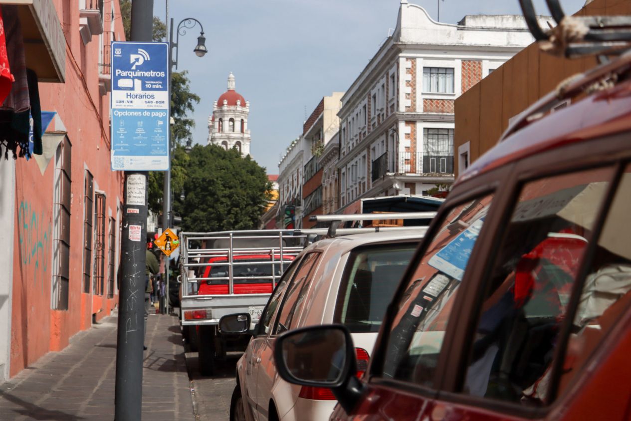 Ambulantes de la 28 de Octubre ocupan parquímetros y regresan al Centro Histórico de Puebla