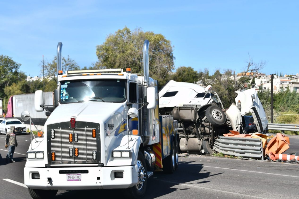 Vuelca tráiler cargado con cloro en la Vía Corta; no hubo lesionados