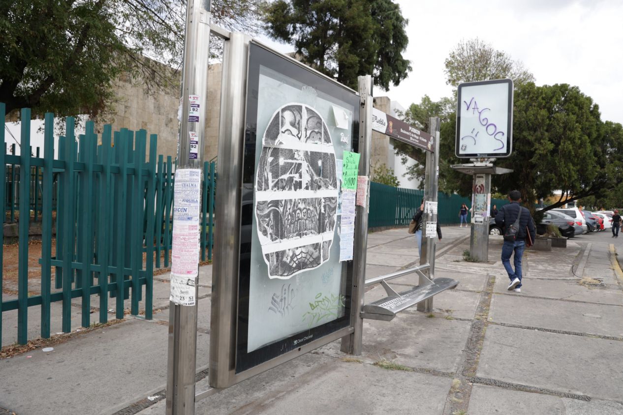 Puebla, Pue.— El alcalde José Chedraui Budib anunció que la empresa que obtenga la concesión para operar los 479 paraderos del transporte público en la capital durante los próximos 10 años deberá entregar un pago mínimo de 15 millones de pesos al municipio.  El edil explicó que el objetivo es garantizar un beneficio económico real para la ciudad, luego de que en administraciones pasadas la empresa concesionaria solo aportó un millón de pesos, cifra que consideró insuficiente.  “Quien quiera acceder a la concesión tendrá que hacer una aportación al municipio, y esos recursos se invertirán en seguridad”, afirmó Chedraui Budib, al destacar que los fondos serán destinados a fortalecer los servicios públicos, con prioridad en la seguridad.  El proyecto contempla la rehabilitación integral de los paraderos, actualmente en estado de abandono, con vidrios rotos, asientos dañados y sin iluminación. La renovación se desarrollará en dos fases: primero se realizará el mantenimiento general del mobiliario urbano, y posteriormente se instalarán cámaras de vigilancia y servicio de internet gratuito.  La propuesta se encuentra en revisión por las comisiones del Ayuntamiento y, tras su análisis, será enviada al Cabildo y al Congreso del Estado para su aprobación final.