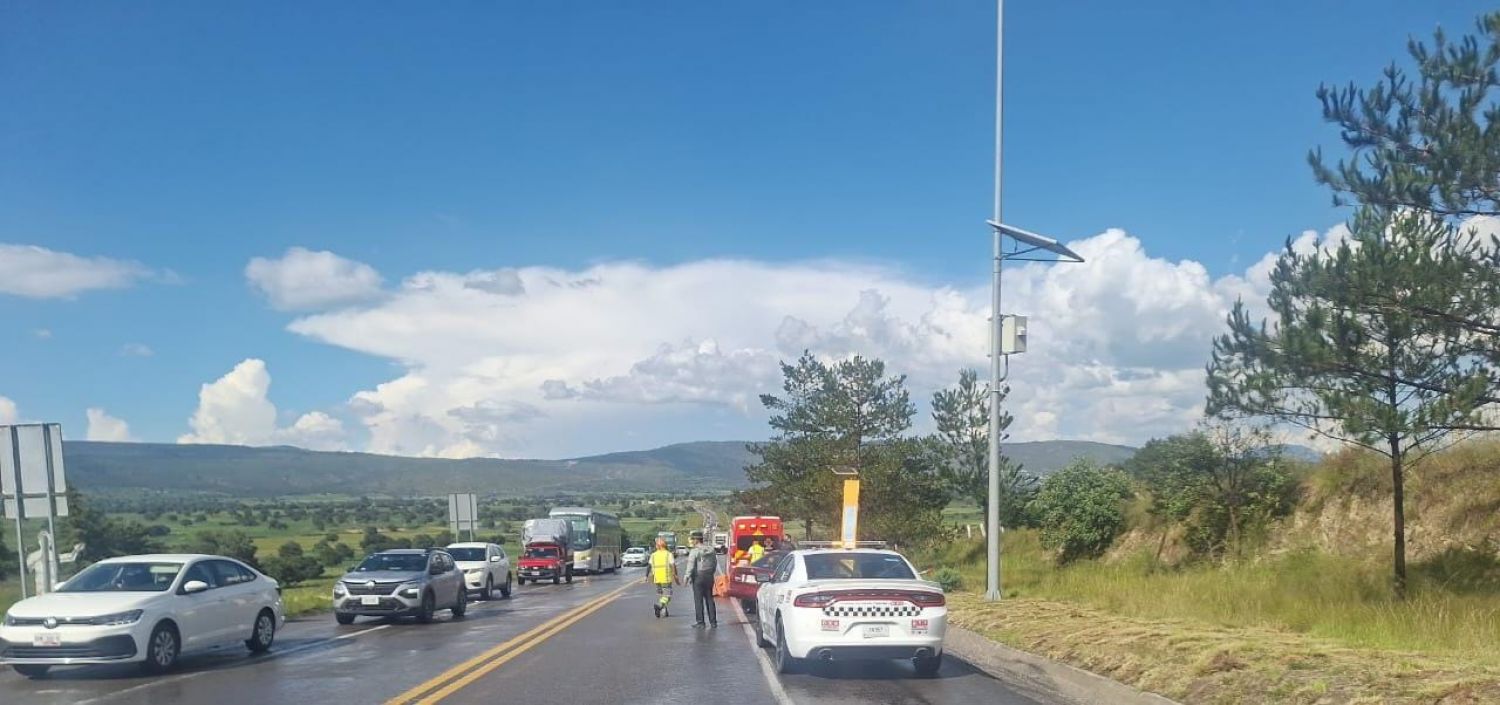 Mujer resulta herida tras choque entre motocicleta y automóvil en la Amozoc–Perote