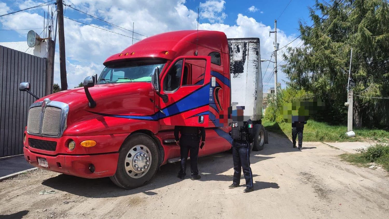 En persecución frustran robo de tráiler por sujetos armados en la Vía Corta Chiautempan–Puebla.