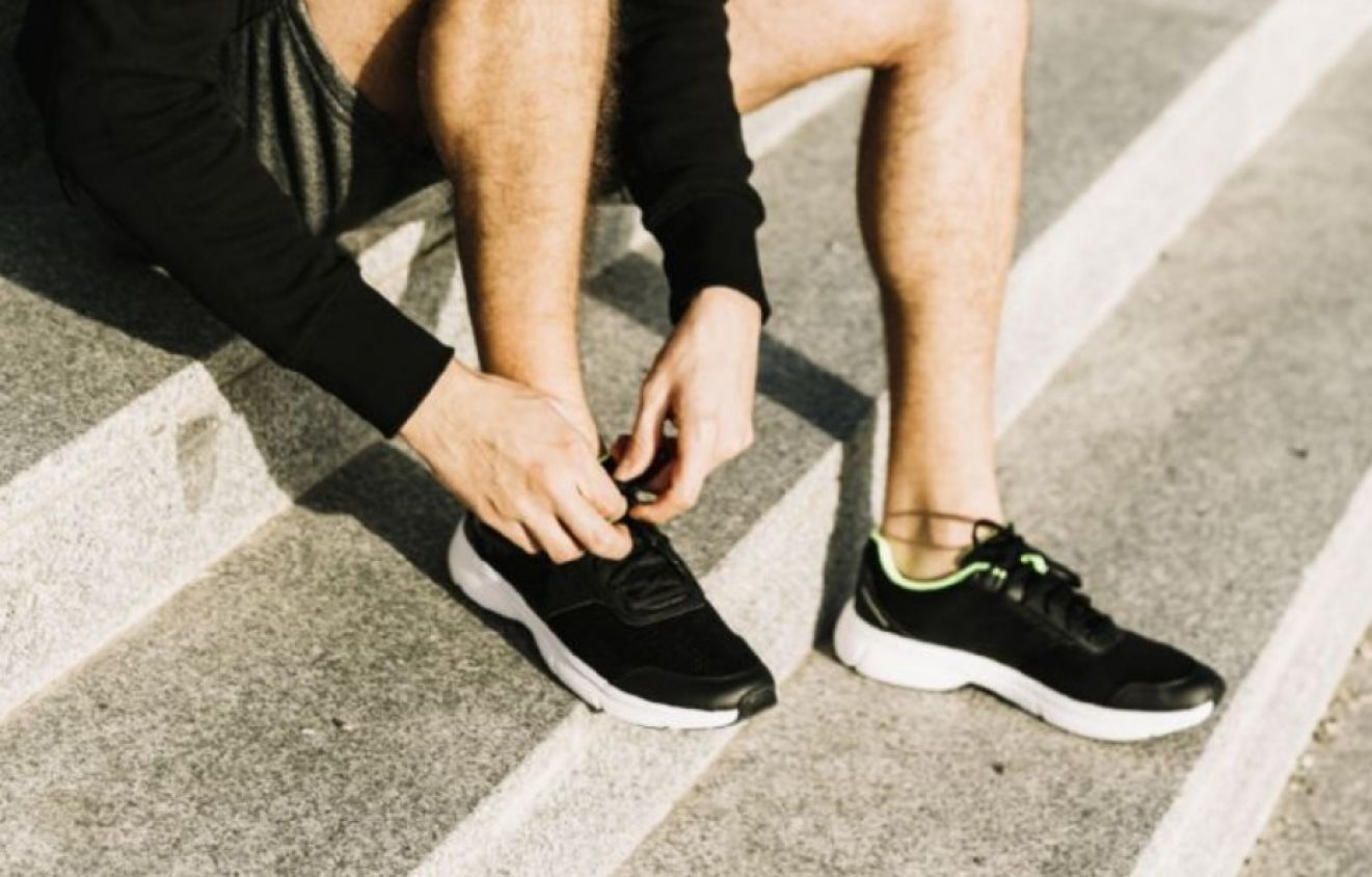 La cinta trasera de tus tenis tiene una función útil y práctica