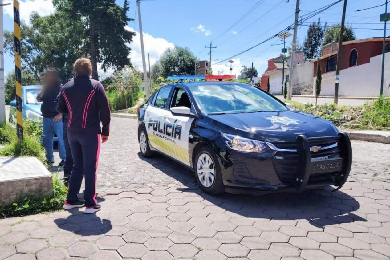 Detienen a dos hombres por asaltar a mujer al salir de caja de ahorro
