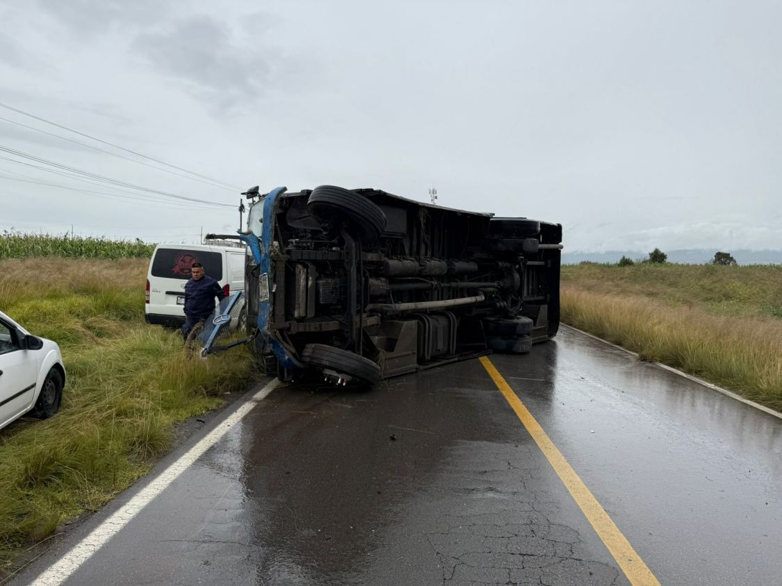 Vuelca autobús de ATAH en Huamantla; exceso de velocidad y pavimento mojado, las causas