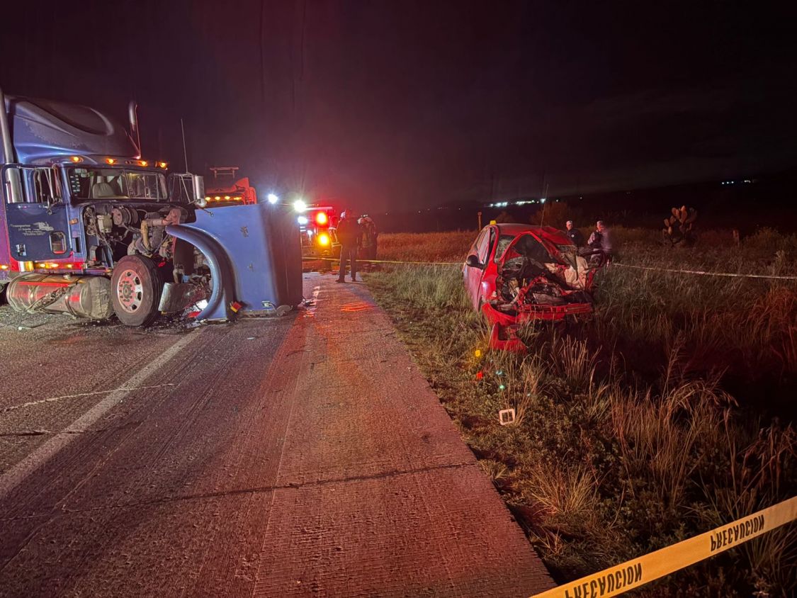 Muere automovilista tras ser embestido por tráiler que invadió carril contrario en Calpulalpan