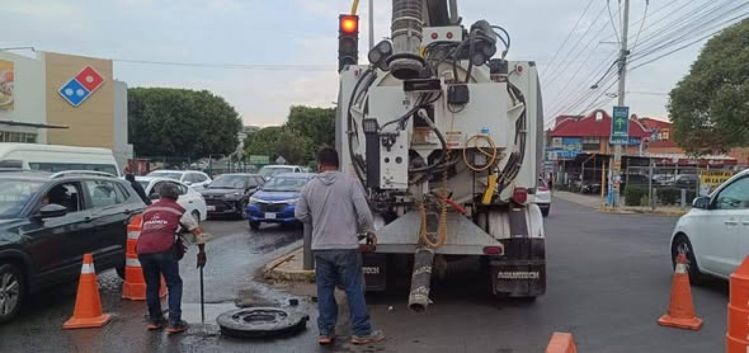 SOSAPACH realiza mantenimiento preventivo a la red de alcantarillado en la Carretera Federal  México–Puebla