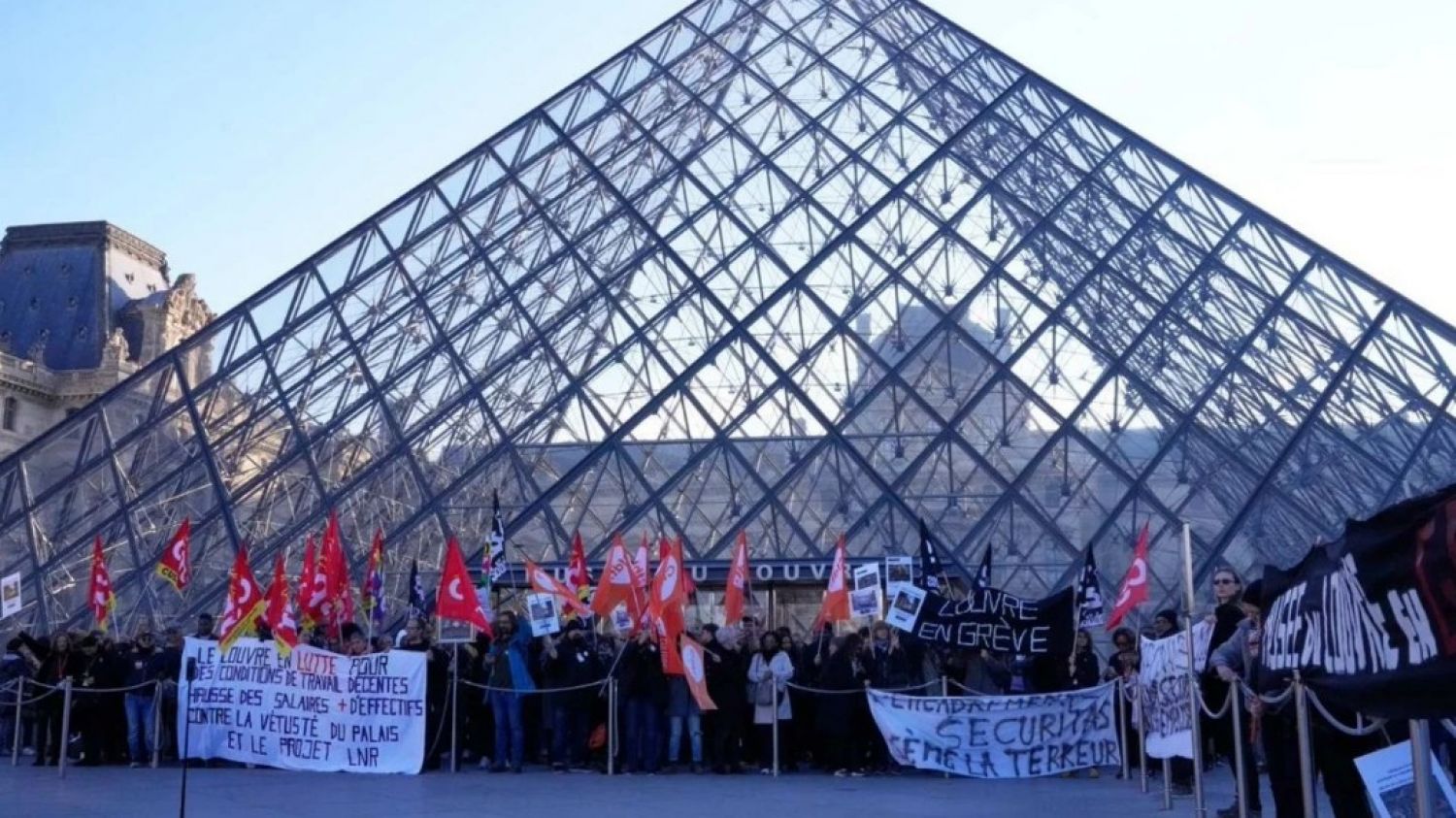 El Louvre cierra sus puertas por una huelga histórica