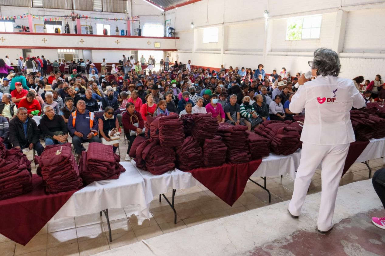 Inicia el programa Abrigando Cholula en Santiago Momoxpan
