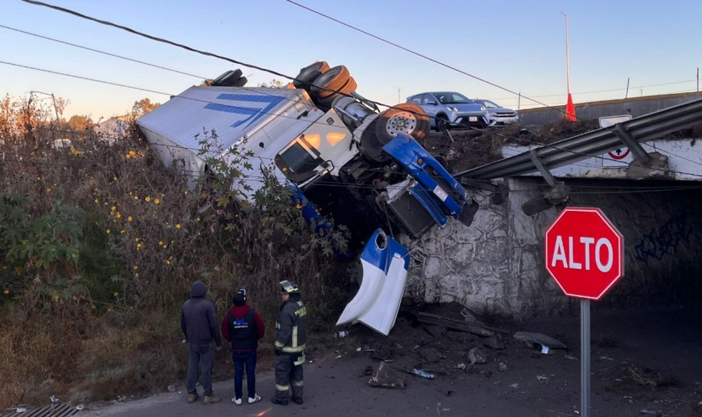 Volcadura en la México-Puebla provoca fuerte movilización
