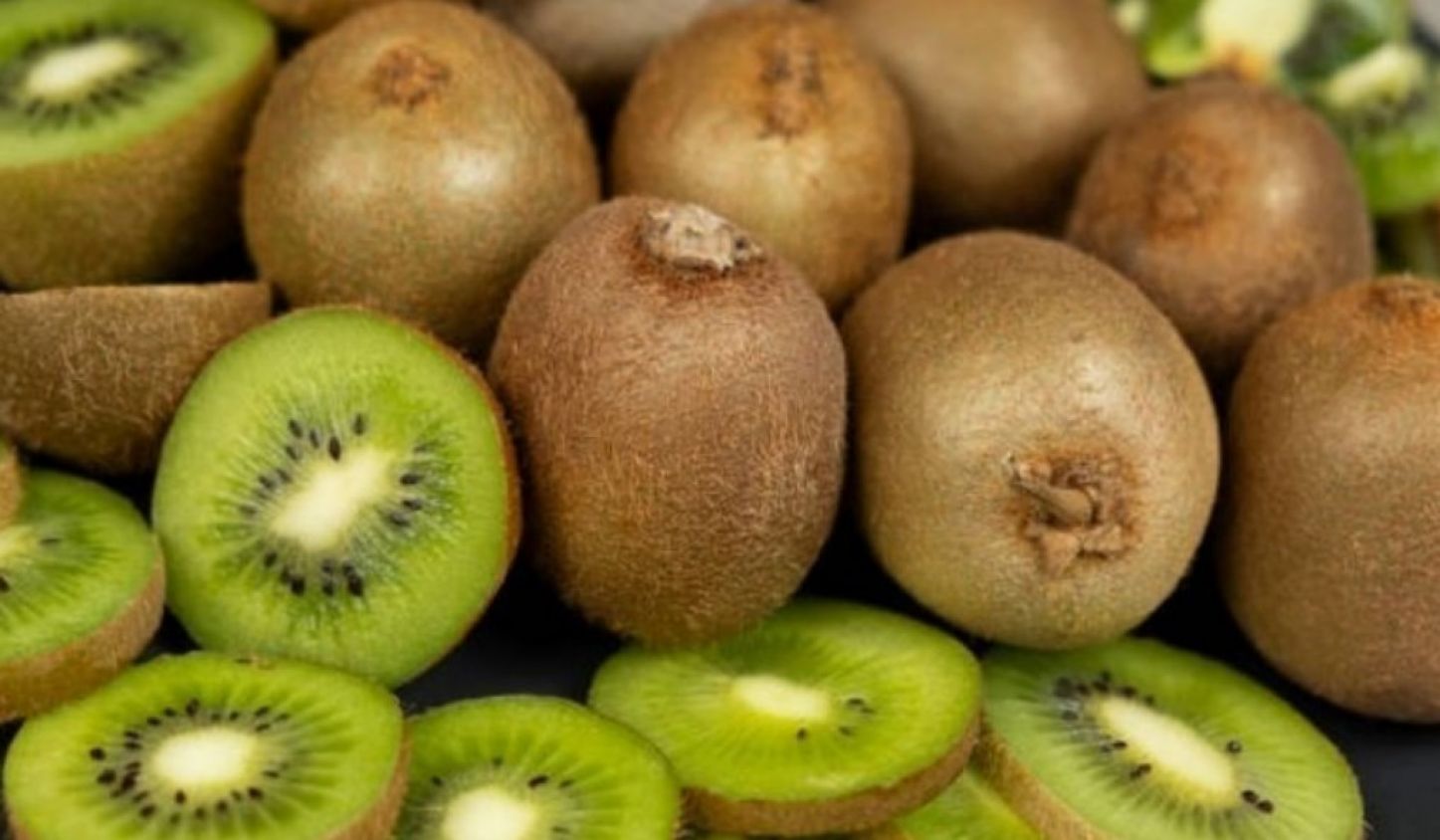 El kiwi verde, la fruta que cuida tu intestino de forma natural