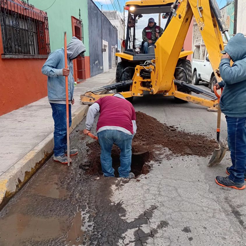 Sosapach atiende fuga de agua en la cabecera municipal de San Pedro Cholula