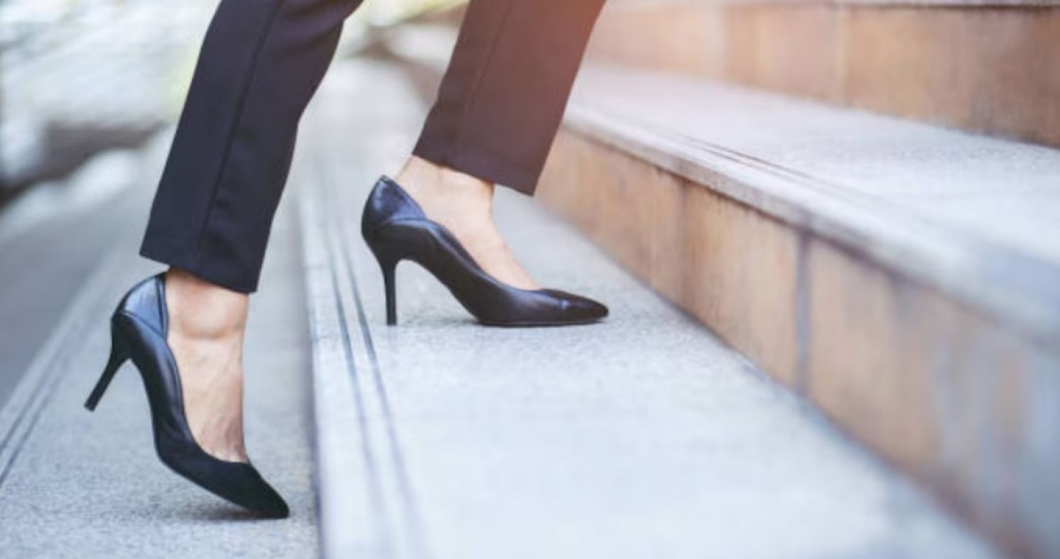 El uso frecuente de tacones y los cambios invisibles en el cuerpo