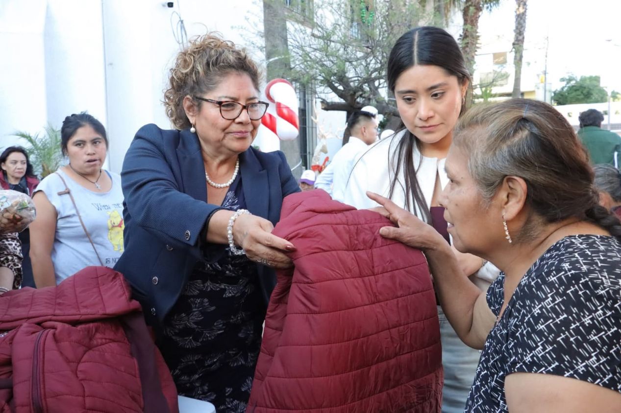 Abuelitos de cabecera municipal de Cuautlancingo reciben chamarra invernal